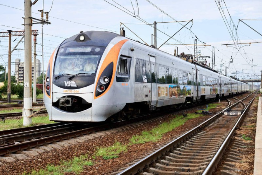 우크라이나 국영 철도청 '우크르잘리즈니짜(Ukrzaliznytsia)'가 현대로템이 납품한 '인터시티 플러스(Intercity +)' 기차의 대도시 주요 노선 운행을 재개한다고 밝혔다. (사진=우크르잘리즈니짜)
