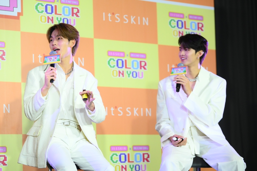  핑 크리타눈(왼쪽)과 민 니차쿤 잇츠스킨 태국 앰배서더가 '잇츠스킨X민핑 컬러 온 유' 이벤트에 참가했다. (사진=잇츠스킨 태국 페이스북)