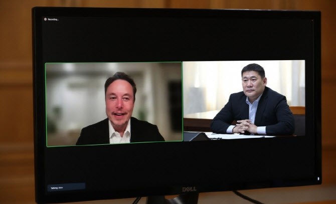 일론 머스크 테슬라 최고경영자(CEO)가 롭상남스라이 어용에르덴 몽골 총리와 화상 회담을 진행했다.(사진=몽골 정부)