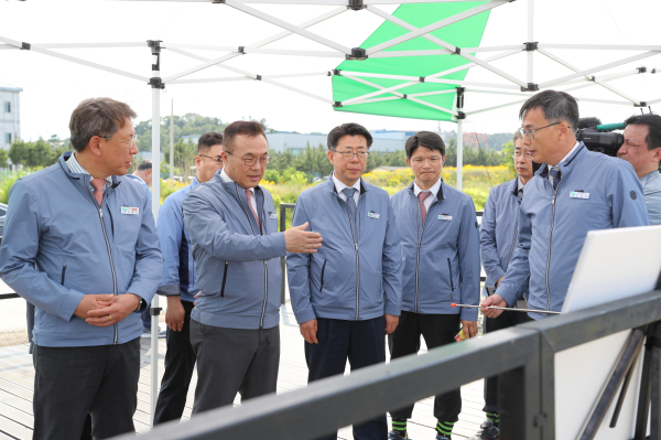 황주호 한국수력원자력 사장이 신한울 3·4호기 건설 진행 현황을 점검하고 있다.(사진=한수원)
