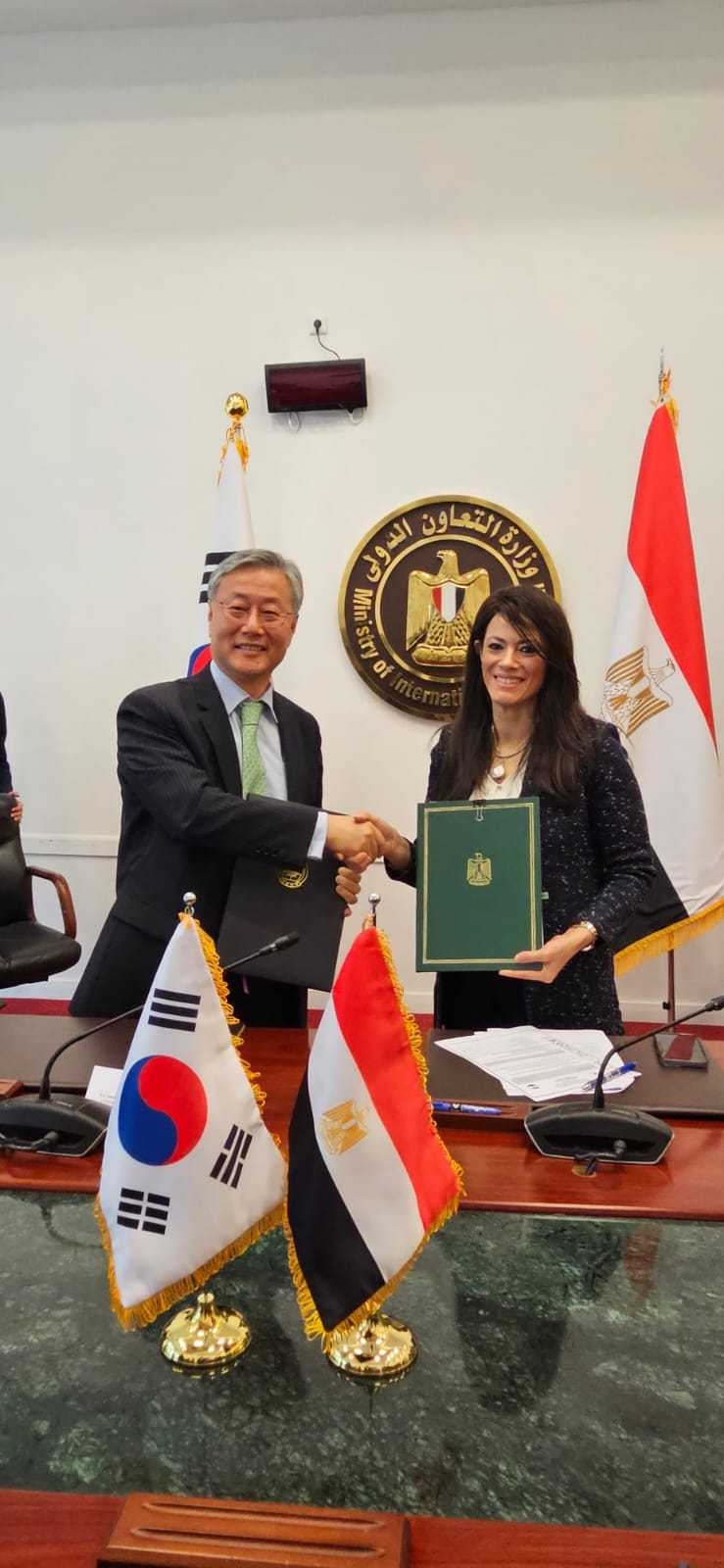 김용현 주이집트 대사와 라니아 알 마샤트 이집트 국제협력부 장관이 12일 카이로 지하철 2호선·3호선 전동열차 공동 제조·공급 사업과 관련해 4억6000만 달러(약 5900억원) 규모 차관 계약을 맺고 기념 사진을 촬영하고 있다. (이집트 국제협력부)