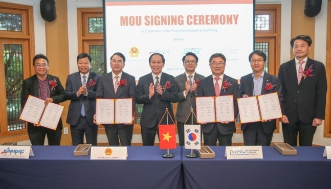 STS와 경상국립대, 하이퐁시 인민위원회, 낀박시티그룹은 이퐁시 짱깟 도시개발사업 지구에 대학캠퍼스와 대학병원을 건립하기 위한 MOU를 맺었다. (사진=경상국립대)