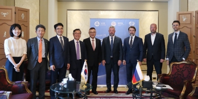 지난해 8월 25일 한수원 관계자들이 러시아 국영 원전기업 로사톰의 자회사인 ASE JSC 임직원들과 엘다바 원전 수주 계약 후 기념촬영을 하고 있다. (사진=한국수력원자력)