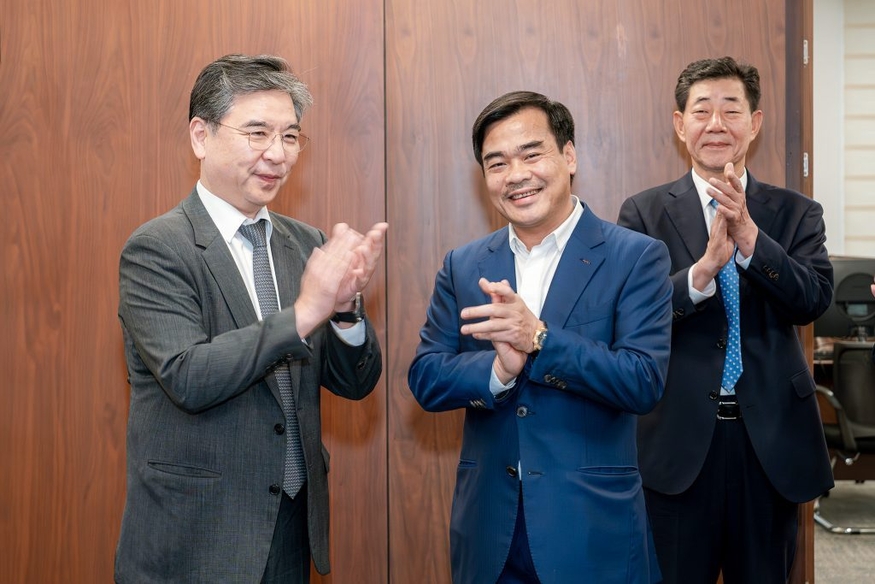 장재훈 현대자동차 사장(왼쪽)이 응웬 안 뚜언(Nguyen Anh Tuan) 베트남 탄콩그룹 회장과 기념 사진을 촬영하고 있다. (사진=탄콩그룹)