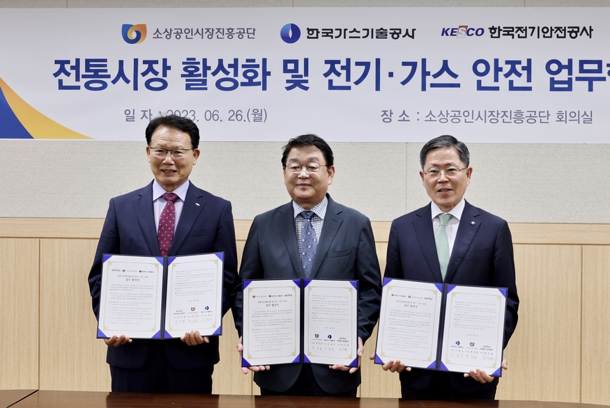 (왼쪽부터) 한국전기안전공사 박지현 사장, 박성효 소상공인시장진흥공단 이사장, 한국가스기술공사 조용돈 사장이 '전통시장 활성화 및 전기·가스 안전 업무협약'을 체결한 후 기념촬영을 하고 있다.