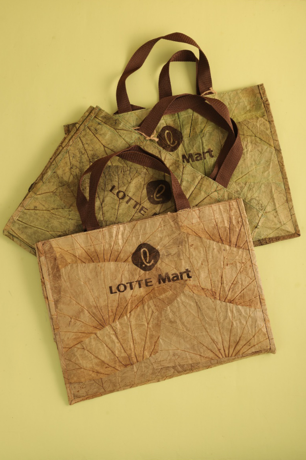 롯데마트가 베트남에서 '세계 일회용 비닐봉지 없는 날'(plastic bag free day)을 맞아 친환경 행보에 적극 동참한다. 사진은 롯데마트 베트남 연잎 에코백.(사진=롯데마트)