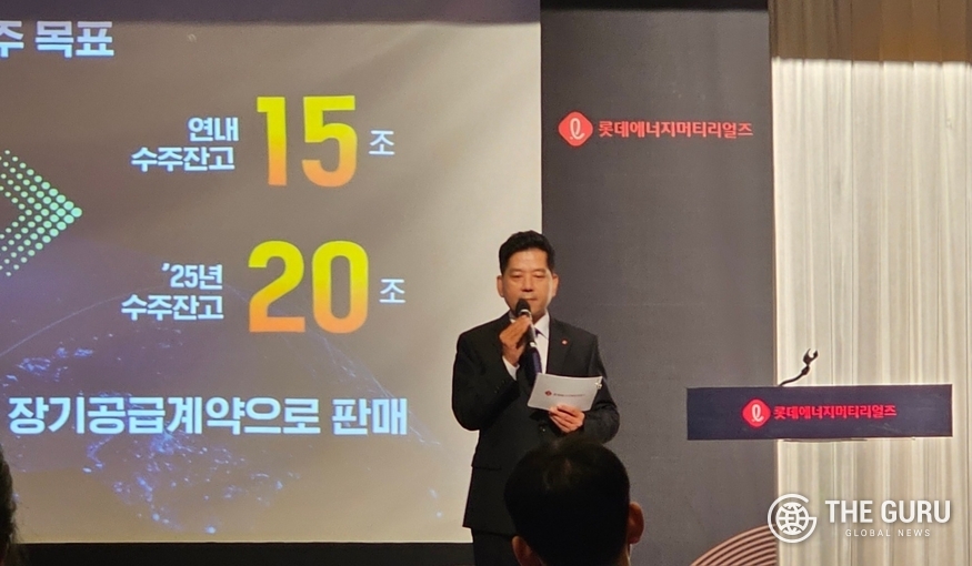 김연섭 롯데에너지머티리얼즈 대표이사가 4일 서울 잠실 롯데호텔월드에서 열린 '사업비전 및 성장전략' 기자간담회에서 발표하고 있다. (사진=정예린 기자)