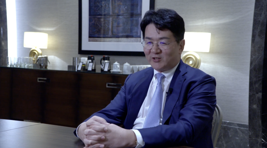  조원태 대한항공 회장이 국제항공운송협회(IATA)와의 인터뷰에서 답변하고 있다. (사진=IATA)