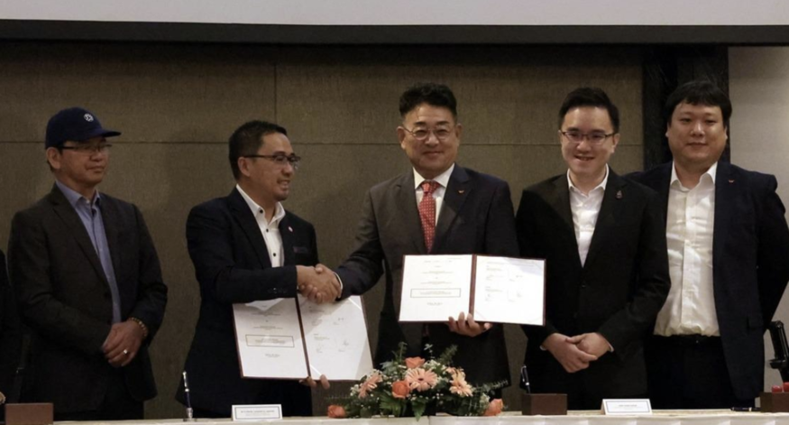 모드 야콥 자파르 SESB CEO(왼쪽에서 두 번째)와 신동환 SK넥실리스 말레이시아법인 법인장(가운데)이 지난 17일(현지시간) 양해각서(MOU) 체결 후 기념사진을 촬영하고 있다. (사진=SESB)