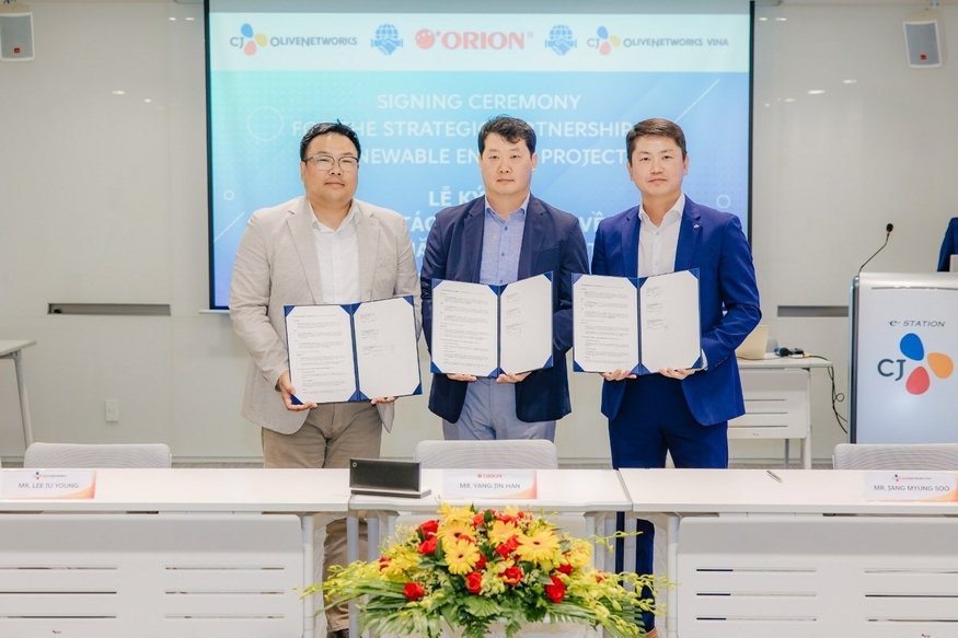 CJ올리브네트웍스 베트남법인은 21일 호찌민시 CJ빌딩에서 오리온 베트남법인과 옥상 태양광 프로젝트 조인식을 진행했다. (왼쪽부터) 이주영 CJ올리브네트웍스 DT1사업 본부장, 양진한 오리온 베트남법인 공장장, 장명수 CJ올리브네트웍스 베트남법인장.(사진=CJ올리브네트웍스)