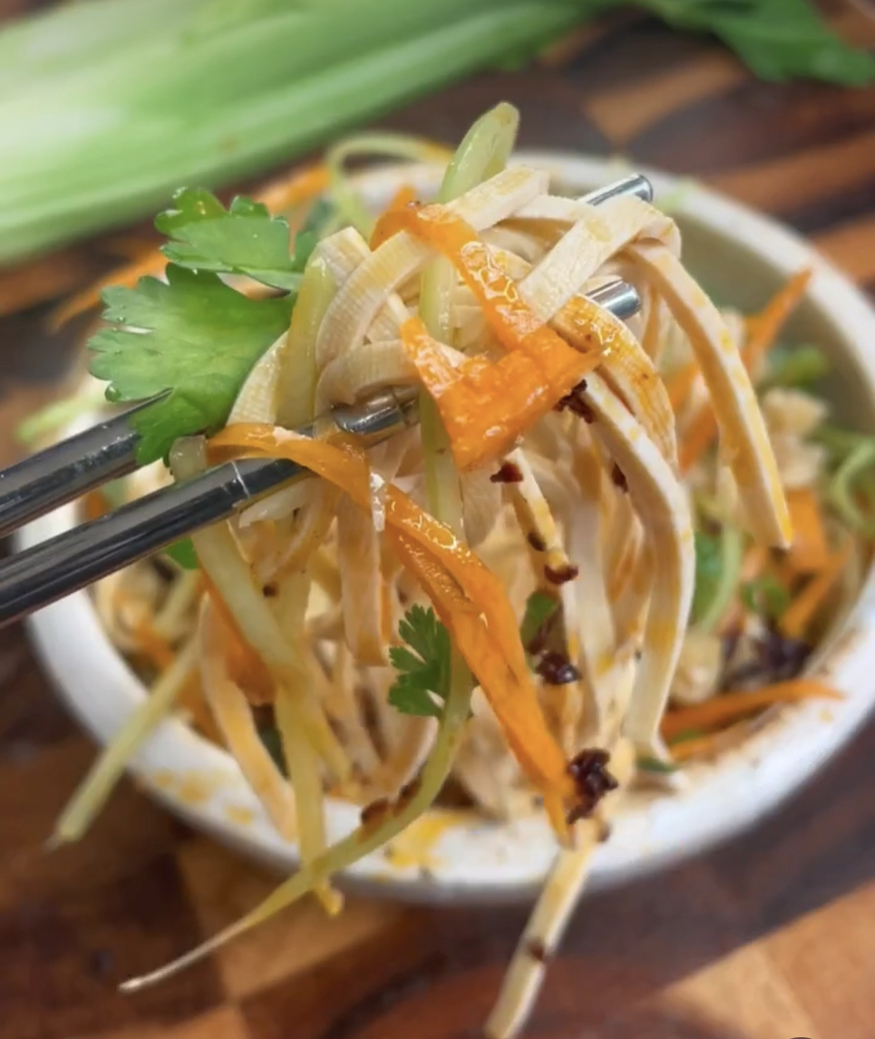 미국 유명 비건 인플루언서 '비건 미나'(Vegan-Mina)가 부담 없이 즐길 수 있는 식사로 풀무원 얇은 두부면(Tofu Noodle)을 소개했다.(사진=인스타그램 캡처)
