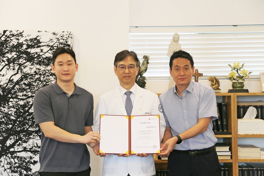 (왼쪽부터) 세이브더칠드런 정재호 대리, 새빛안과병원 박수철 병원장, 휴비츠 유선욱 팀장
