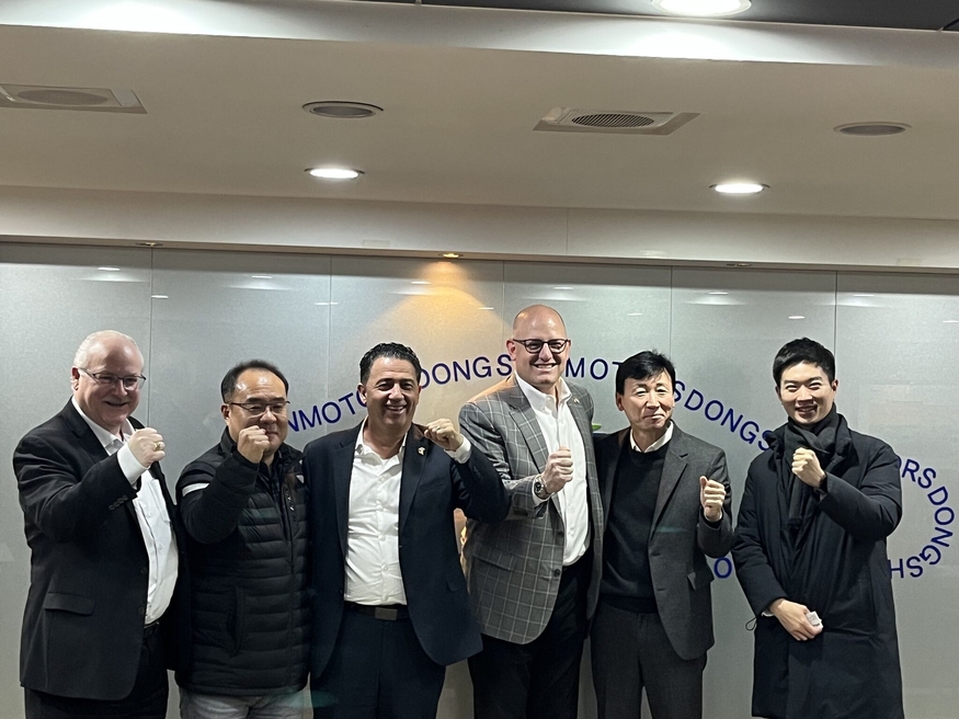 작년 12월 'LG에너지솔루션의 협력사' 동신모텍 사업장을 찾은 드류 딜킨스 캐나다 윈저시장(오른쪽에서 세 번째). (사진=드류 딜킨스 시장 링크드인)