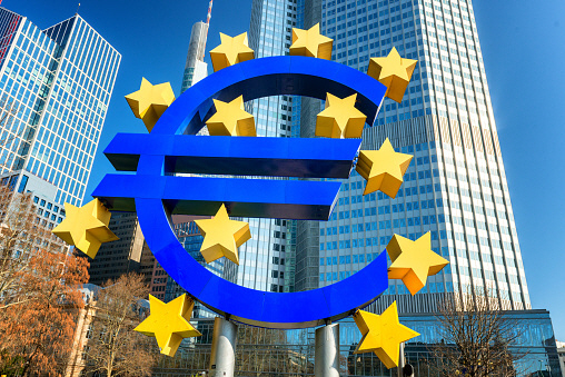 ECB 본부 건물 앞 유로 로고.(사진=픽사베이)