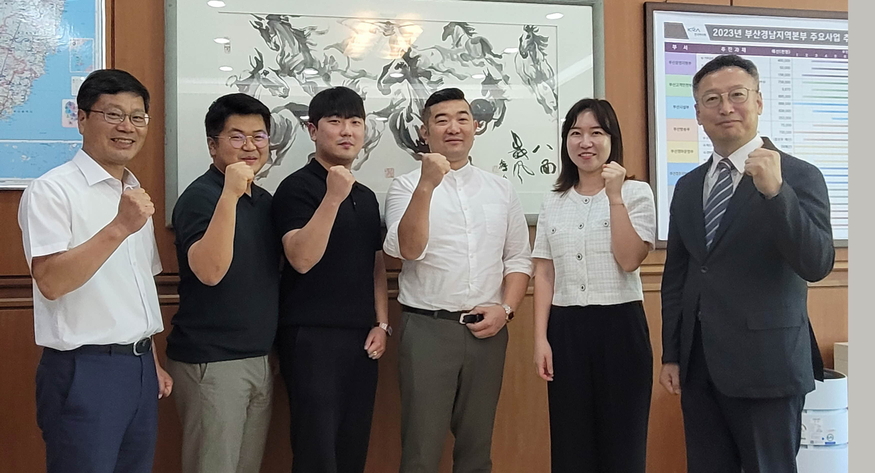한국마사회는 지난 3일 렛츠런파크 부산경남에서는 청년 창업 지원 사업을 통해 선발된 청가 6명에게 총 6500만원의 지원금을 전달했다. (사진=마사회)