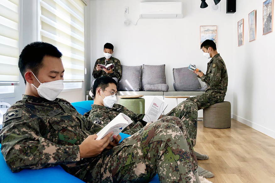 2021년 문을 연 강원도 철원 15사단 청춘책방.(사진=롯데)