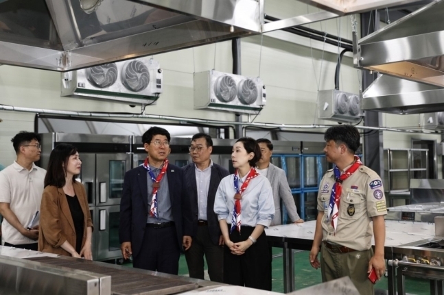 구 부회장은 밀박스 물류센터를 방문해 제조, 공급 과정 전반을 확인하고 철저한 안전을 당부했다.(사진=아워홈)