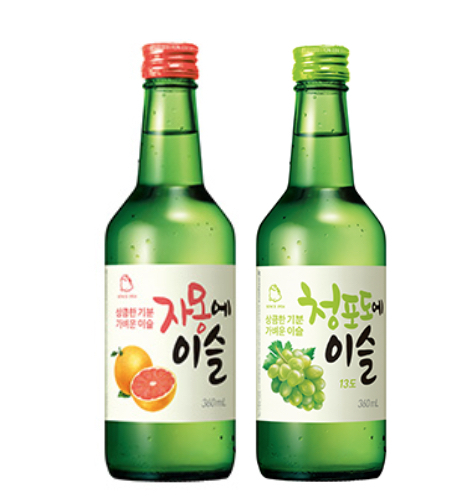 하이트진로는 일본에서 자몽에이슬(왼쪽)과 청포도에이슬을 판매하고 있다. (사진=하이트진로)