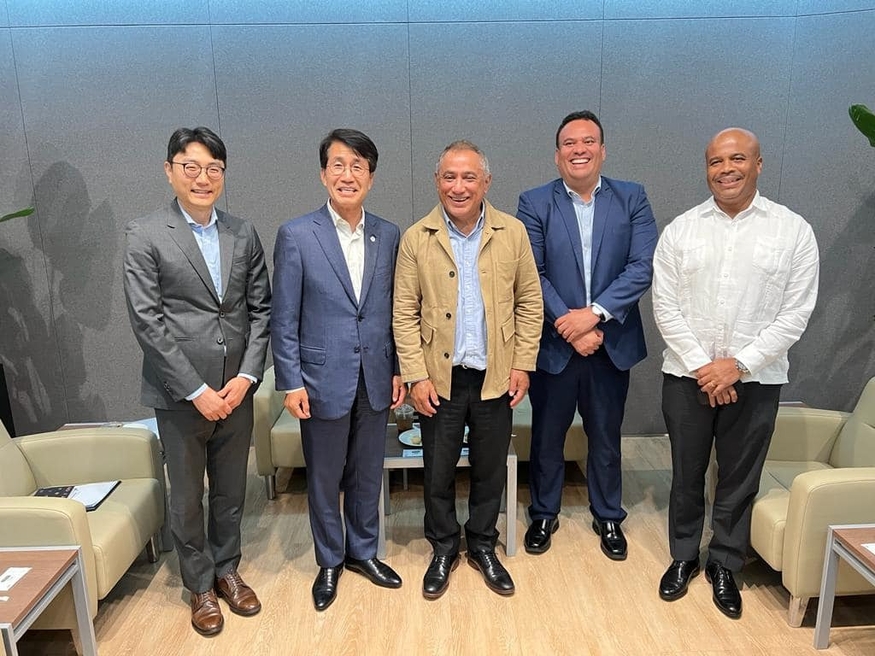 존 안토니오 브리세뇨(John Antonio Briceño) 벨리즈 총리(가운데)와 김동욱 현대차 부사장(왼쪽 두 번째)이 기념사진을 촬영하고 있다. (사진=브리세뇨 총리 SNS)