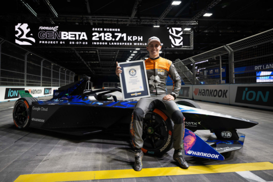 ‘네옴 멕라렌 포뮬러 E 팀(NEOM McLAREN FORMULA E TEAM)’ 소속 드라이버 제이크 휴즈(Jake Hughes)가 ‘인도어 랜드 스피드 레코드’ 부문에서 기네스북 신기록을 세운 뒤 기념사진을 촬영하고 있다. 