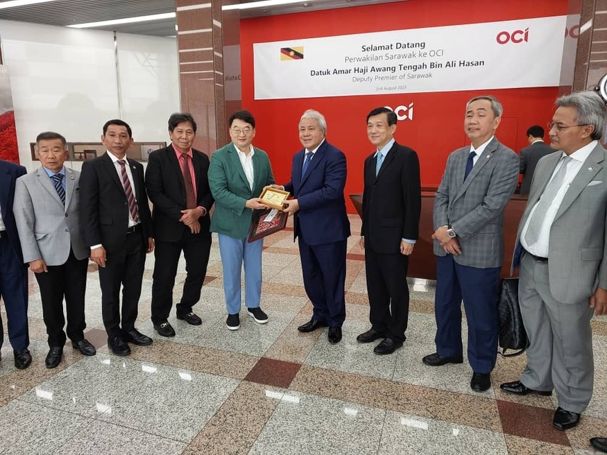 이우현 회장(왼쪽에서 네 번째)이 지난 2일 서울 중구 소공동 소재 OCI 본사를 방문한 아마르 아왕 뜽아 알리 하산(Amar Awang Tengah Ali Hasan) 말레이시아 사라왁주 부총리(다섯 번째)와 만나 선물을 주고받고 있다. (사진=수아라 사라왁)