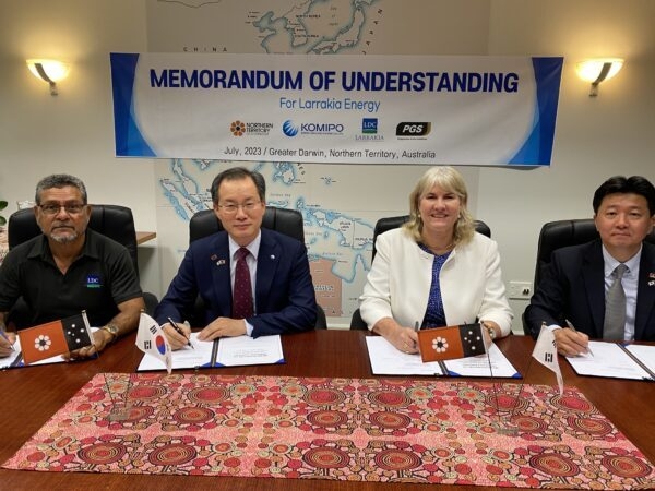 한국중부발전이 지난 4일(현지시간) 노던 주(Northern Territory) 정부, 라라키아 에너지와 대규모 태양광 에너지 프로젝트에 관한 양해각서(MOU)를 체결했다.(사진=노던 주 정부)