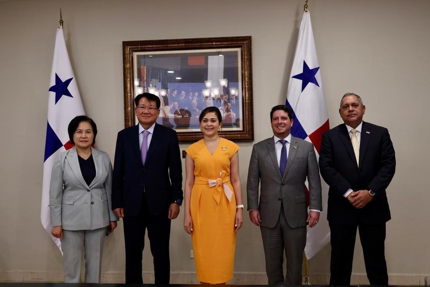 김한조 삼성전자 지속가능경영위원장(왼쪽에서 두 번째)는 최근 파나마를 방문해 자나이나 테와네이 멘코모 외교장관(가운데), 페데리코 알파로 보이드 통상산업부 장관(오른쪽에서 두 번째)과 접견했다. (사진=파나마 정부)