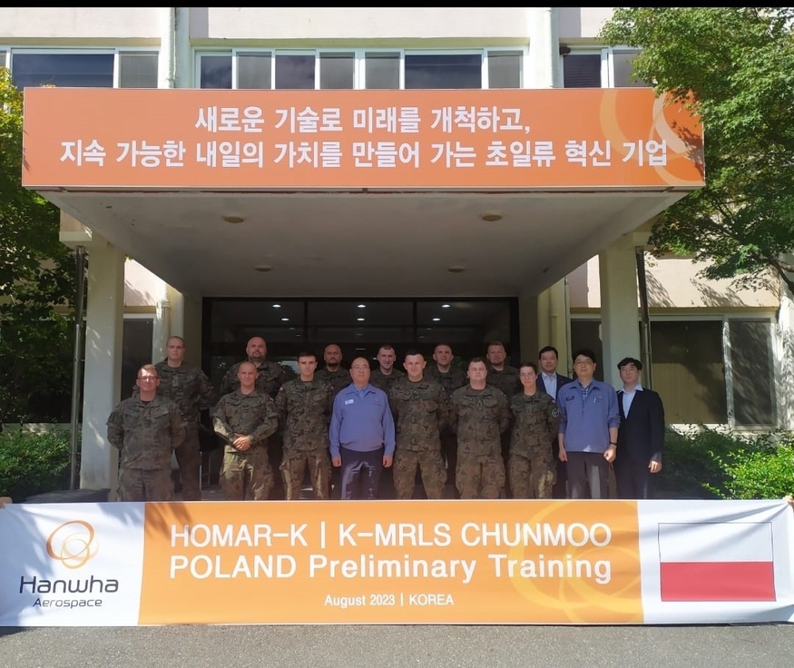 폴란드 육군이 한국에서 K239L 천무 다연장로켓(폴란드명 호마르-K(Homar-K)) 야전 로켓 발사대 훈련을 시작한다. (사진=폴란드 국방부 X)