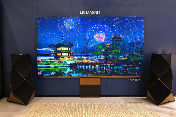 LG 매그니트 136인치 마이크로 LED 스크린과 B&O '베오랩90'. (사진= LG전자)