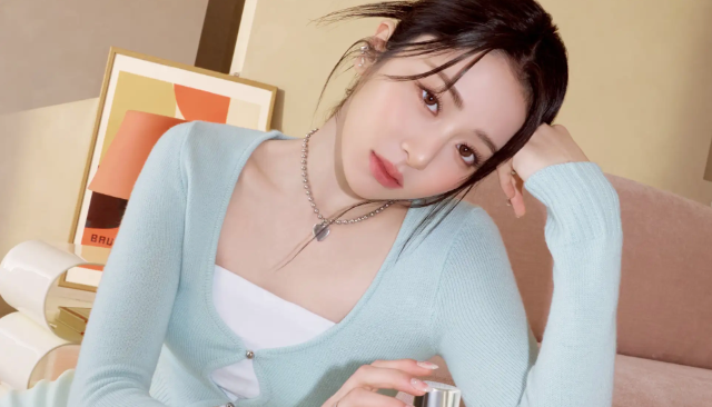 CJ올리브영의 PB 브랜드 웨이크메이크가 오는 10월 일본 오프라인 채널에 입점한다. 사진은 브랜드 뮤즈 르세라핌 허윤진이 웨이크메이크를 홍보하는 모습.(사진=CJ올리브영)