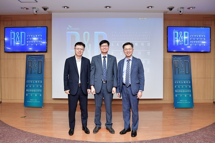 (왼쪽부터) 이지환 KAIST 경영공학부 교수와 이성준 SK이노베이션 환경과학기술원장, 송재용 서울대학교 경영대학 교수가 28일 오후 SK서린빌딩 3층 수펙스홀에서 'SK이노베이션 연구·개발(R&D) 경영 40년 성과 컨퍼런스'에 참석한 후 기념촬영을 하고 있다. (사진=SK이노베이션)
