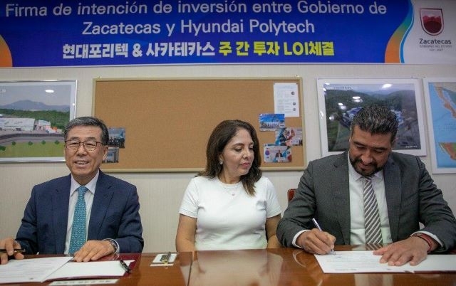 김광식 현대포리텍 최고경영자(CEO, 왼쪽)와 데이비드 몬레알 아빌라(David Monreal Ávila) 사카테카스주 주지사가 투자의향서(LOI)에 서명하고 있다. (사진=사카테카스주 주정부 대변인실)