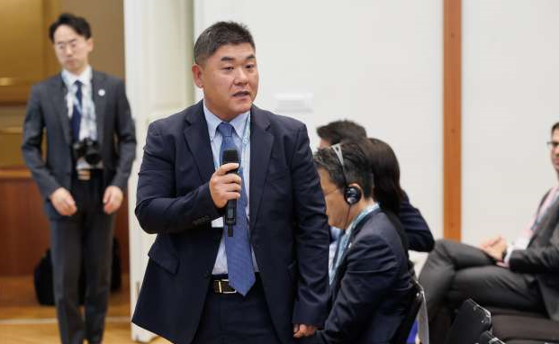 전현갑 기아 유럽권역기획실장(상무)이 지난 30일(현지시간) 슬로베니아 수도 류블랴나에서 '한-슬로베니아 비즈니스 포럼'에 참석해 인사말을 나누고 있다. (사진=STA)