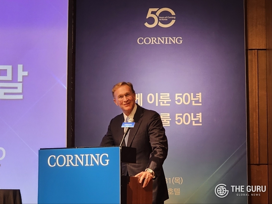 웬델 윅스 코닝 회장 경 최고경영자(CEO)가 31일 서울 중구 신라호텔에서 열린 '코닝 한국 투자 50주년 기자간담회'에서 발표하고 있다. (사진=정예린 기자)