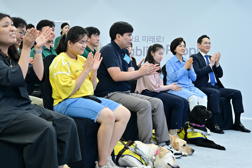 19일 삼성화재 안내견학교에서 열린 안내견 30주년 기념 행사에 참석한 (오른쪽부터) 이재용 삼성전자 회장, 홍라희 前 삼성미술관 리움 관장, 시각장애인 파트너들의 모습. (사진=삼성전자)