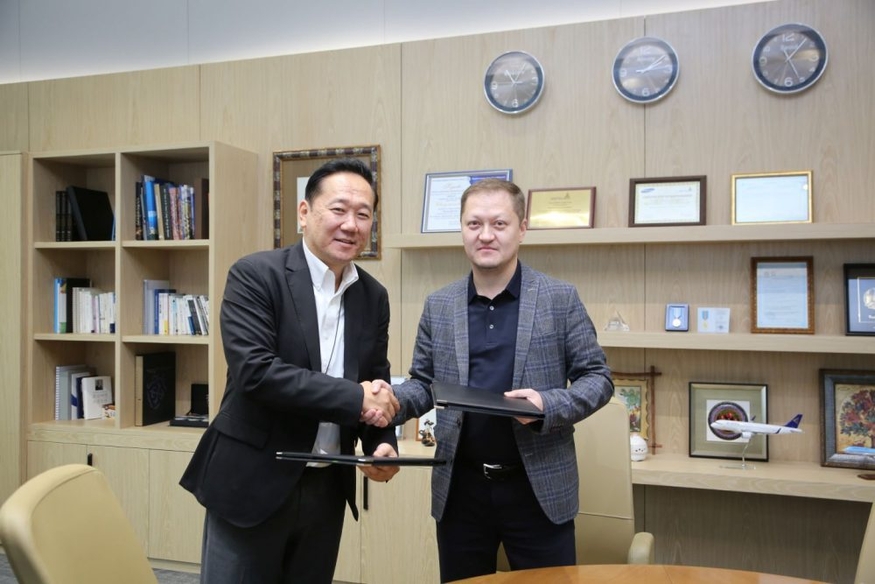 삼성전자 센트럴유라시아(SECE)법인이 지난 14일(현지시간) 카자흐스탄 알마티 삼성 사옥에서 카자톰프롬과 디지털 전환을 위한 업무협약(MOU)을 맺었다. (사진=삼성전자 뉴스룸)