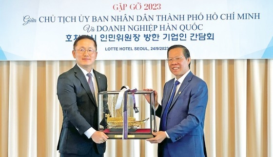 판반마이 베트남 호찌민시 인민위원회 위원장(오른쪽)과 한상덕 삼성엔지니어링 부사장이 24일 서울에서 간담회를 진행한 뒤 기념 사진을 촬영하고 있다. (사진=호찌민시)