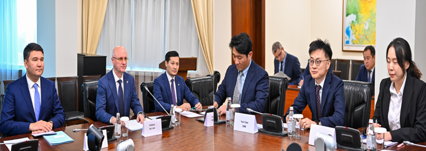 김정관 두산에너빌리티 마케팅부문장(부사장·오른쪽) 일행이 로만 스클야르 카자흐스탄 제1부총리와 만나 회의하는 모습. (사진=카자흐스탄 총리실)
