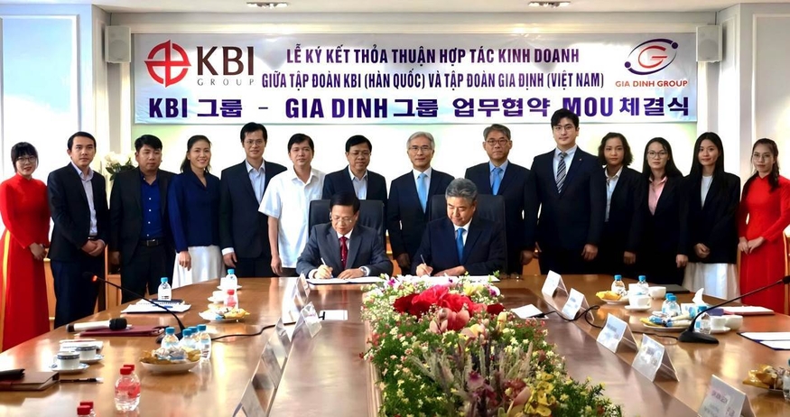 박한상 KBI그룹 부회장(앞줄 좌측 두번째)이 지난 17일 베트남 호찌민시 자딘그룹 본사에서 응우엔 찌 쭝(Nguyen Chi Trung) 자딘그룹 회장(앞줄 좌측 첫번째)과 함께 업무협약서에 서명을 하고 있다.
