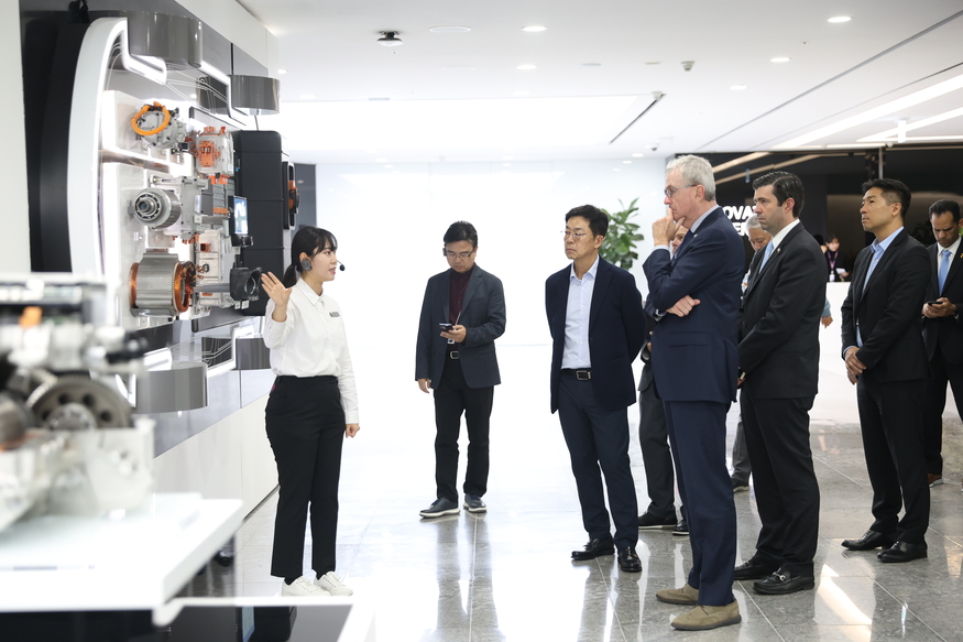 박일평 LG사이언스파크 사장과 필 머피 미국 뉴저지 주지사 일행이 19일 서울 강서구 LG사이언스파크에서 이노베이션 갤러리를 둘러보는 모습. (사진=머피 주지사 트위터)
