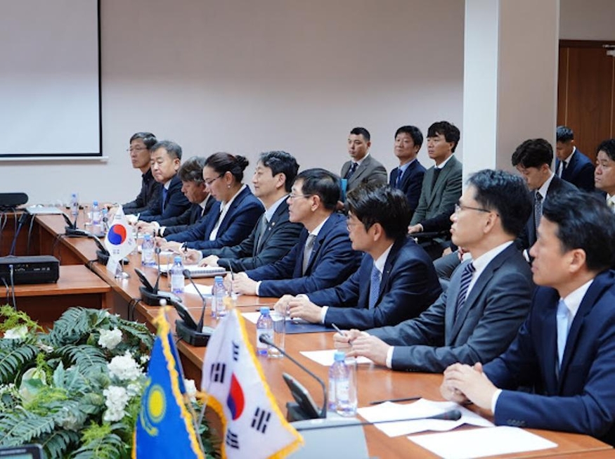 정상권 기아 러시아권역본부장(맨 오른쪽)이 한국 자동차 기업 대표로 한-카 장관회담에 참석했다. (사진=카자흐 산업건설부)