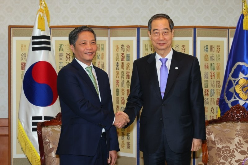 한덕수 국무총리(오른쪽)는 23일 정부서울청사에서 쩐 뚜엉 아잉 베트남 당 중앙경제위원장을 접견했다. (사진=총리실)