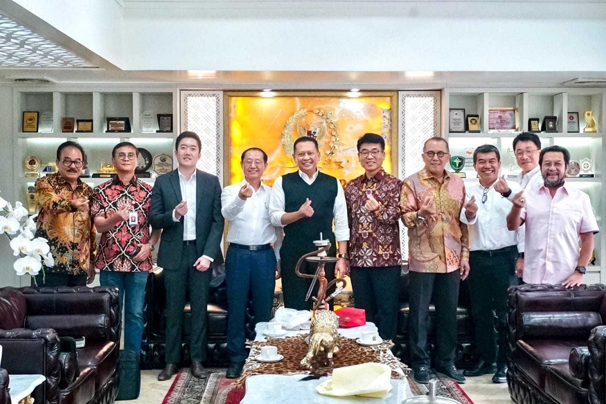 인도네시아 국민협의회(MPR RI·Majelis Permusyawaratan Rakyat Republik Indonesia)에 따르면 변종오 KCC글라스 유리사업총괄(사장·왼쪽에서 네 번째)은 지난달 30일(현지시간) 밤방 수사트요(Bambang Soesatyo) 상원의장(왼쪽에서 다섯번 째)과 만나 협력 확대 방안을 논의했다. (사진=MPR RI)