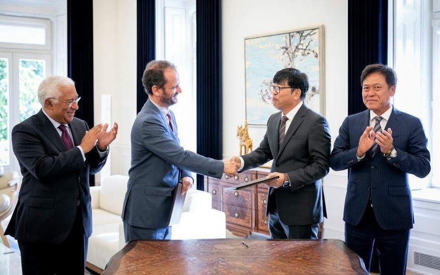박정호 SK하이닉스 부회장과 차선용 미래기술연구원 담당, 주앙 노로냐 닐 AICEP 집행이사, 안토니우 코스타 총리(오른쪽 부터)가 'SK하이닉스-AICEP'의 반도체 투자 협력 업무협약을(MOU)을 체결한 뒤 박수를 치고 있다. (사진=AICEP)