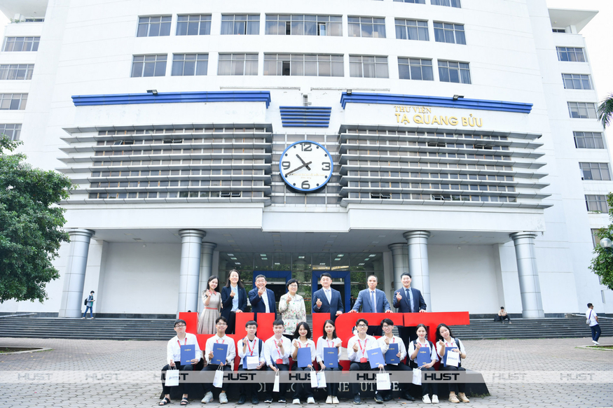 포스코청암재단은 9일(현지시간) 하노이 과학기술대학교 학생 10명을 위한 장학금 수여식을 거행했다. 