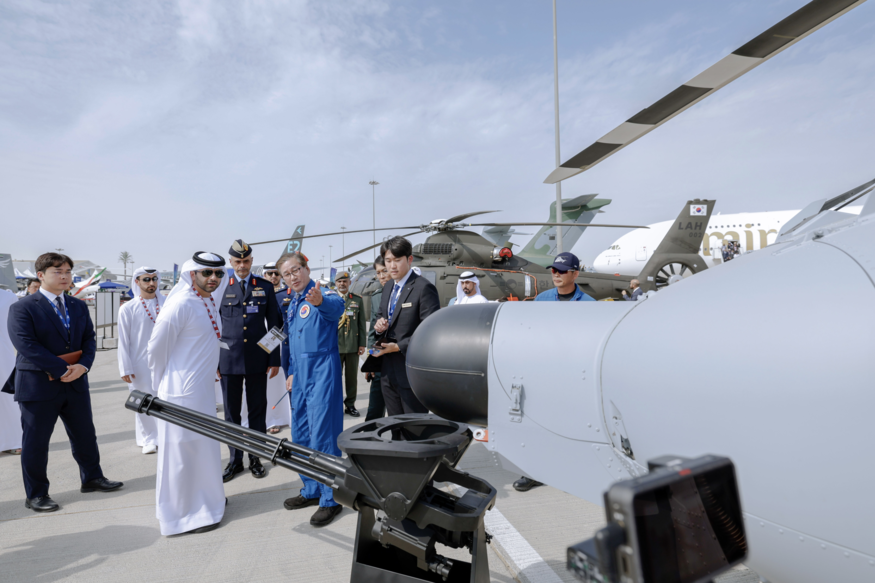 셰이크 만수르 빈 무함마드 빈 라시드 알 막툼(Sheikh Mansoor bin Mohammed bin Rashid Al Maktoum) 두바이 왕세자 겸 두바이 항만국경안전협의회 의장은 13∼17일(현지시간) 두바이에서 열린 '두바이 에어쇼'에서 KAI의 부스를 방문해 수리온 수출기본형 'KUH-1E'에 관심을 보였다. (사진=두바이 에어쇼 공식 홈페이지)