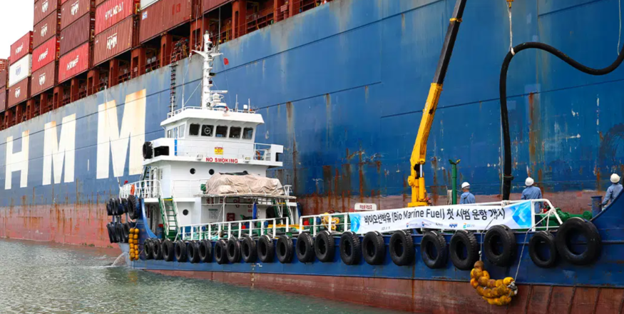 HMM의 6400TEU급 컨테이너선 'HMM 타코마호(HMM TACOMA)'에 바이오 선박유 'B30 Bio Marine Fuel'을 급유하는 모습. (사진=GS칼텍스)
