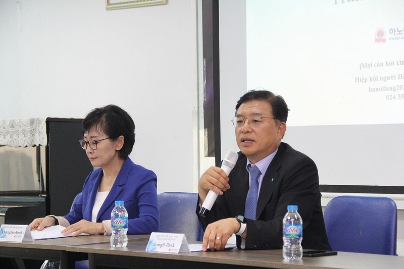 박종일 우리은행 베트남 법인장(오른쪽)이 21일(현지시간) 베트남 하노이 미딩 지역 쩐반라이 거리에서 개최된 ‘한국-베트남 우호 문화로드 페스티벌’에 참석해 발언하고 있다.(사진=우리은행 베트남 법인)