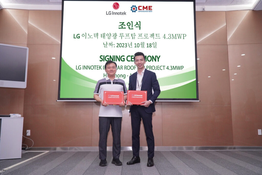 베트남 CME 솔라와 LG이노텍 베트남법인 관계자가 지난달 태양광 루프탑 프로젝트 계약 체결식 직후 기념사진을 촬영하고 있다. (사진=CME 솔라)