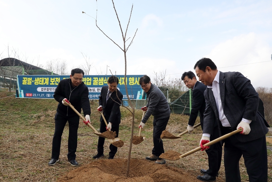 사진 왼쪽부터 김보규 농심 경영기획실장, 이상재 농촌진흥청 농업생물부장, 조재호 농촌진흥청장, 이정석 부안군 부군수, 김용래 한국양봉농협 조합장. (사진=농심)